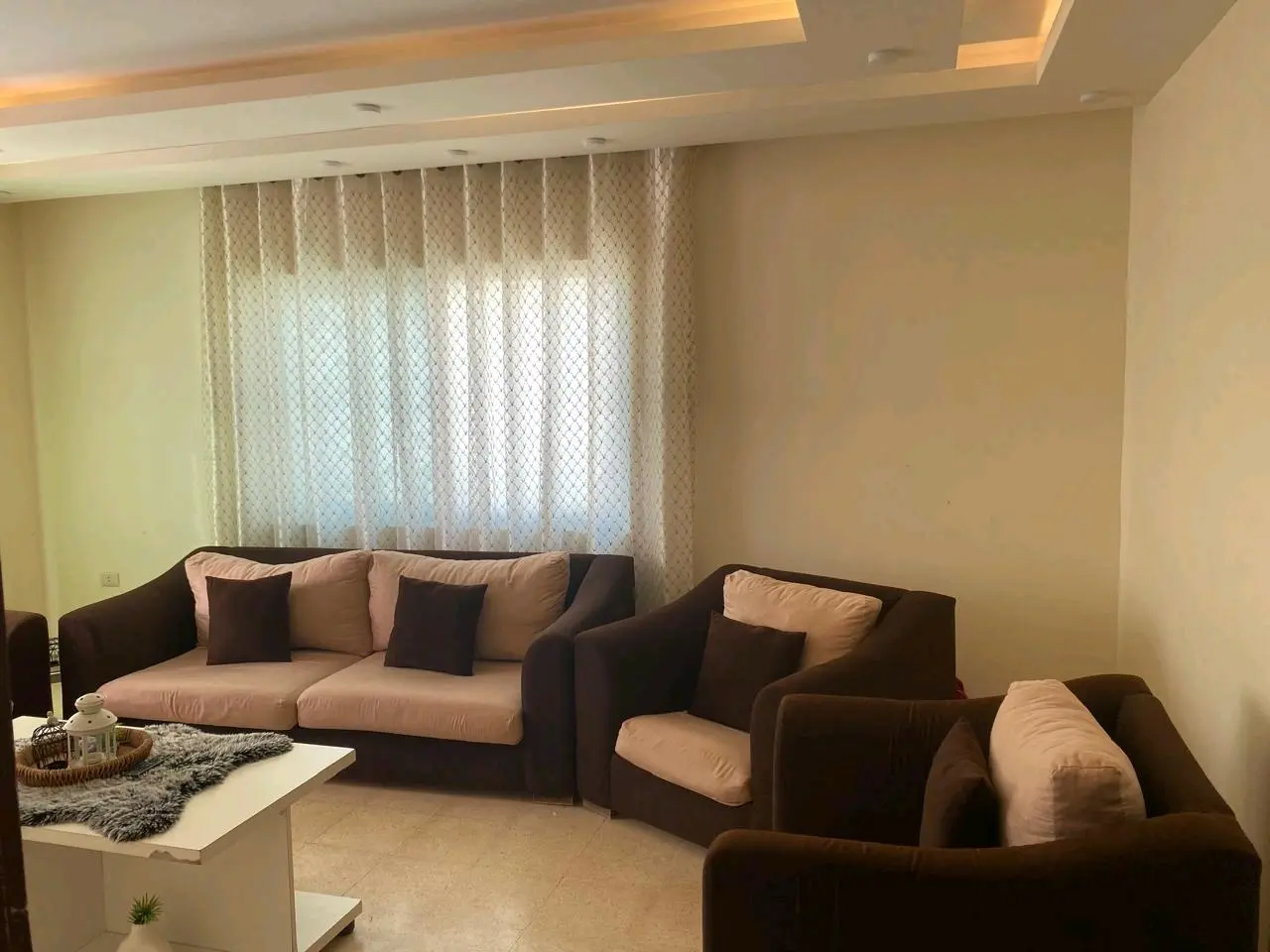 عماره منطقه عمان جبل المناره ٤ طوابق مع روف مسطح الف متر مساحه الارض ٥٣٥ متر مكو