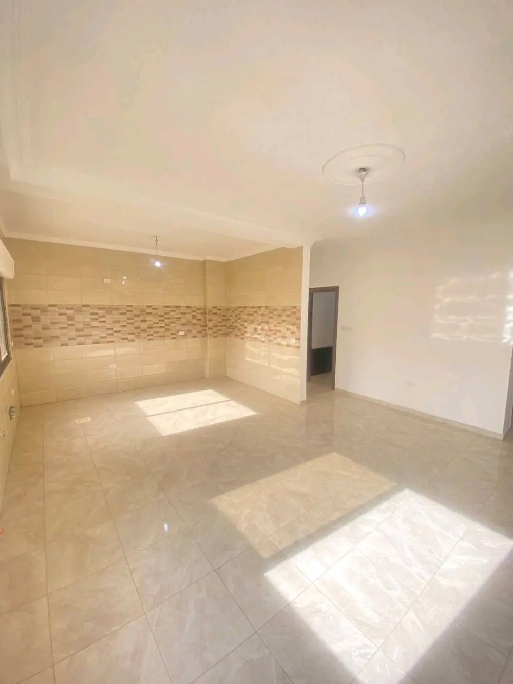 شقة جديدة طابق ثاني للبيع في ابو نصير حي الضياء بدفعة واقساط من المالك مباشرة