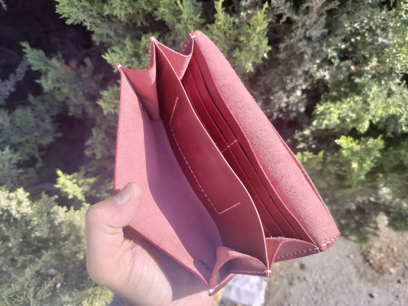 محافظ جلد طبيعي صناعه وخياطه يدويه بالكامل