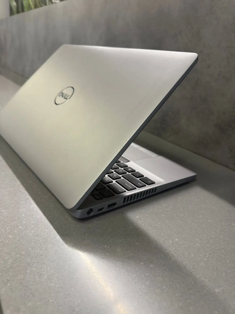 Laptop Dell Latitude بحالة الجديد