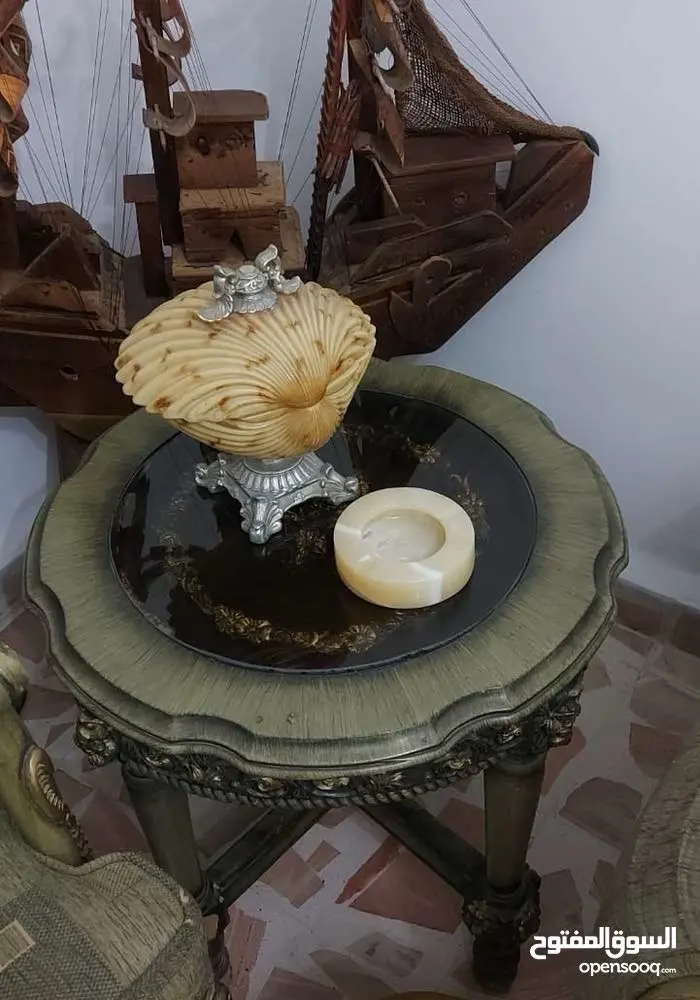 غرفة صيوف مع طقم طاولات