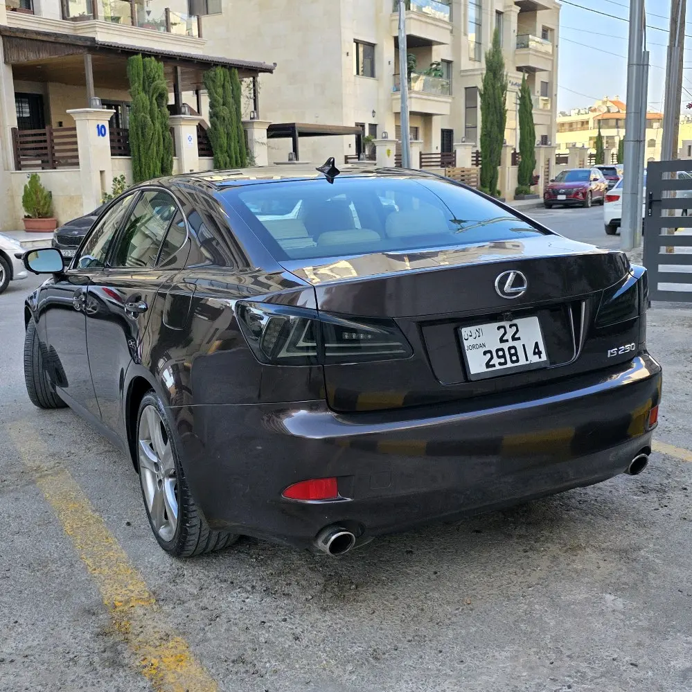 لكزس is250 موديل 2012 اعلى مواصفات ممشى قليل بسعر مميز