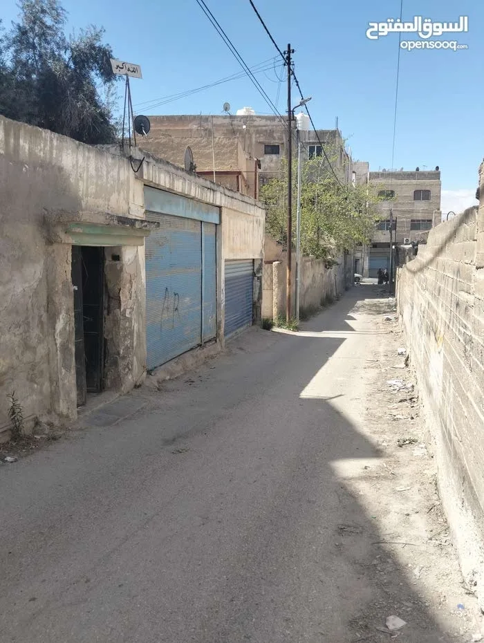 بناية سكنية ثلاث طوابق مع مخزنين للبيع الزرقاء حي الأمير محمد بالقرب من الشارع ا