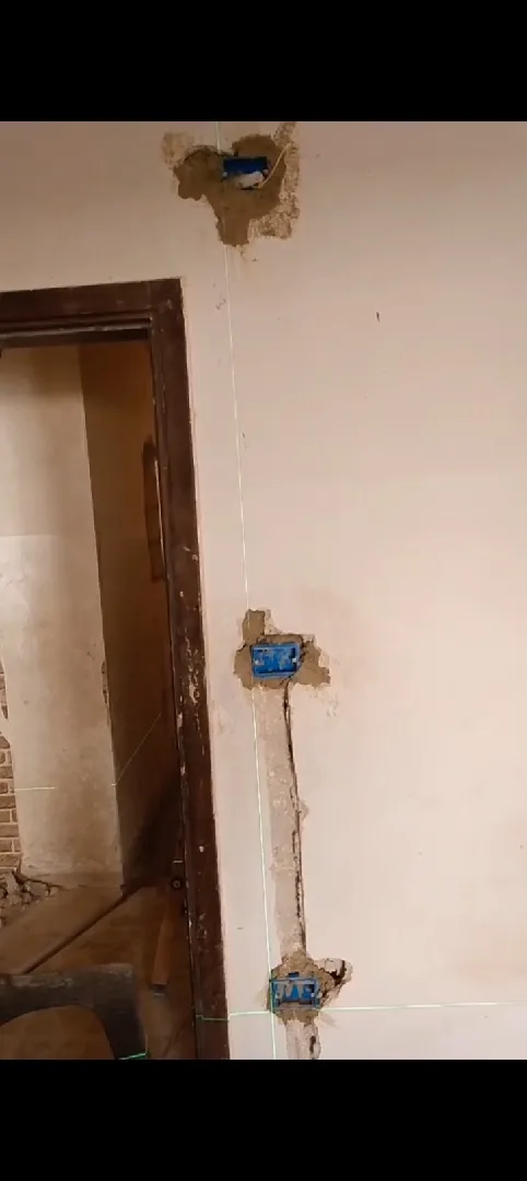 كهربائي خبره وشغل نظيف و متقن بفضل الله