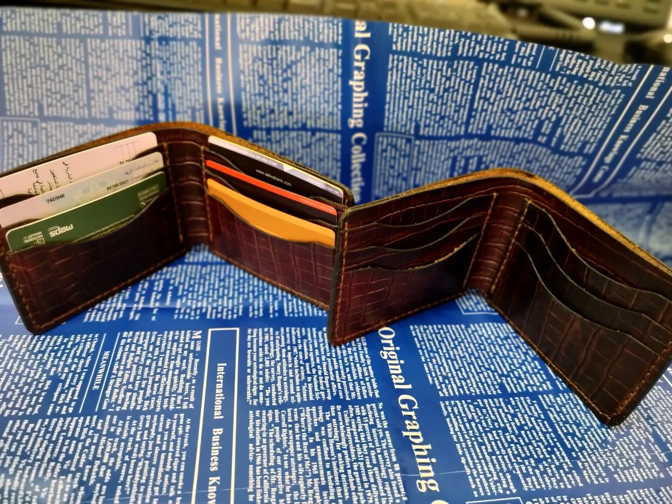 محافظ جلد طبيعي صناعه وخياطه يدويه بالكامل