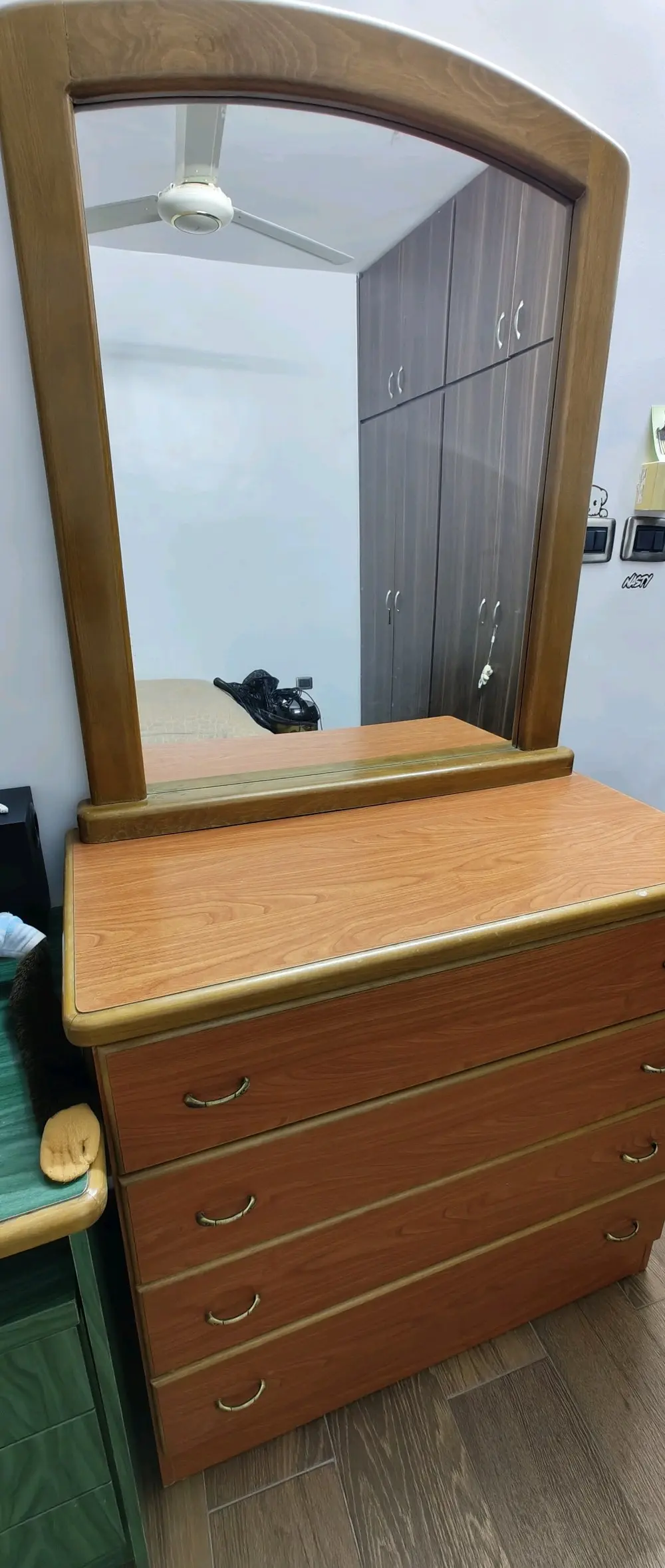 مكتب و كوميدينه مع رفوف خشب