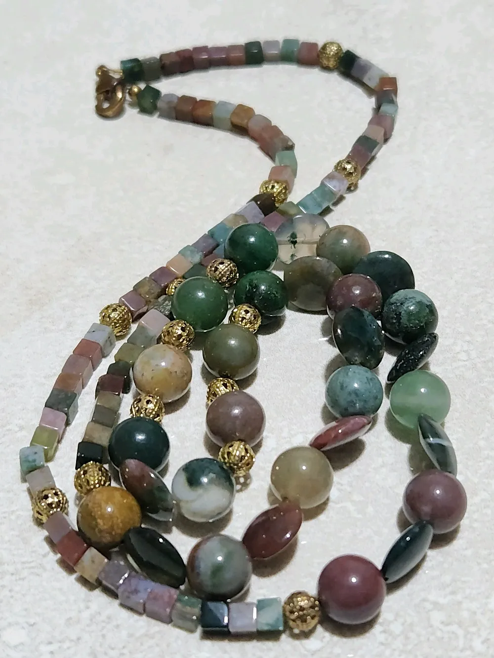 عقد من العقيق الطبيعي