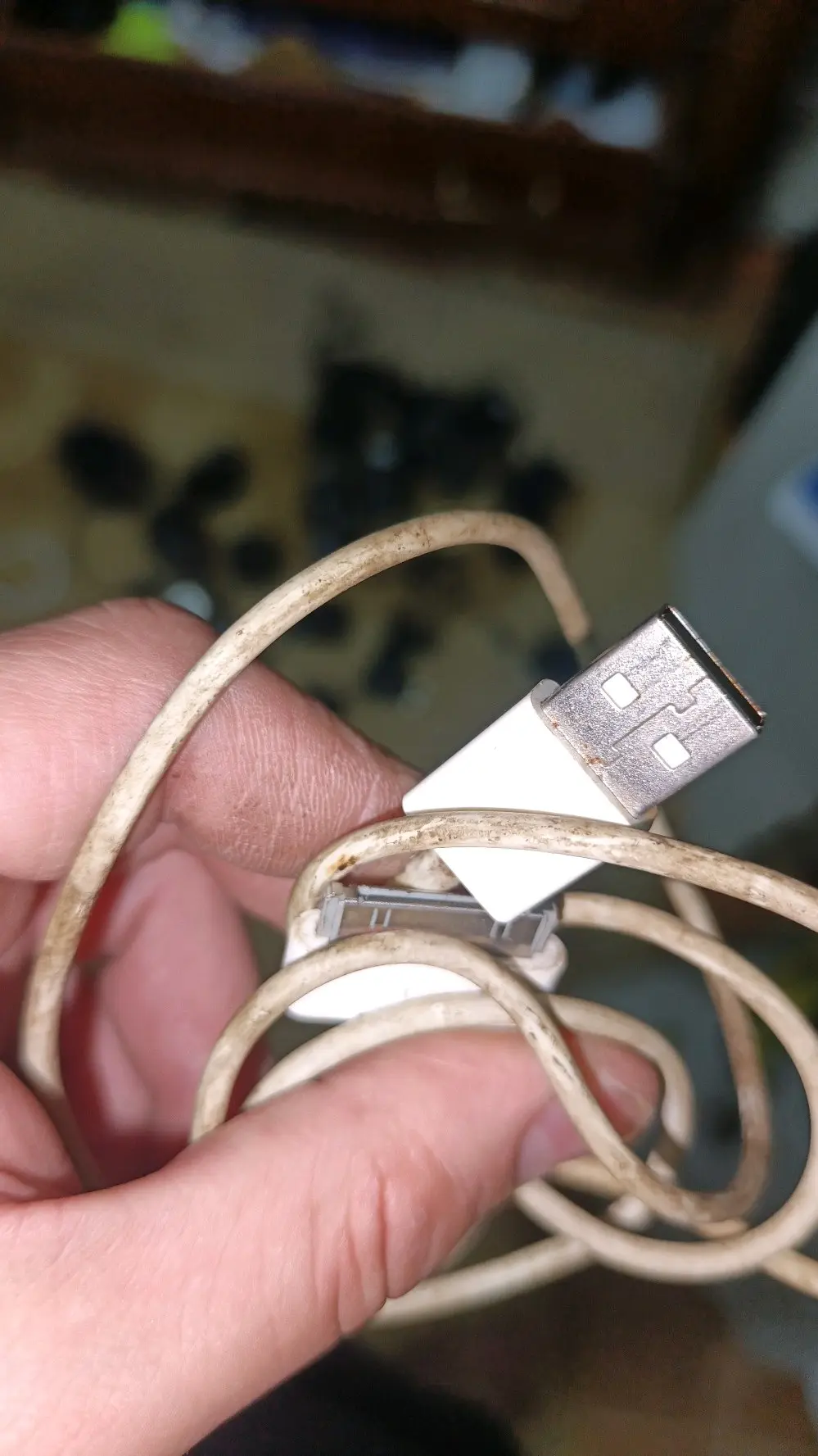 كيبلات و محولات و شواحن  للبيع