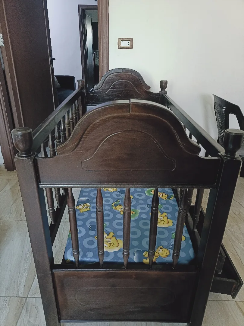 سرير اطفال للبيع