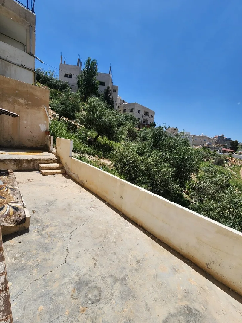 السلام عليكم ورحمه الله وبركاته ✋شقه للايجار في اربد 👍زبدا شرق المركز الغربي 👍من