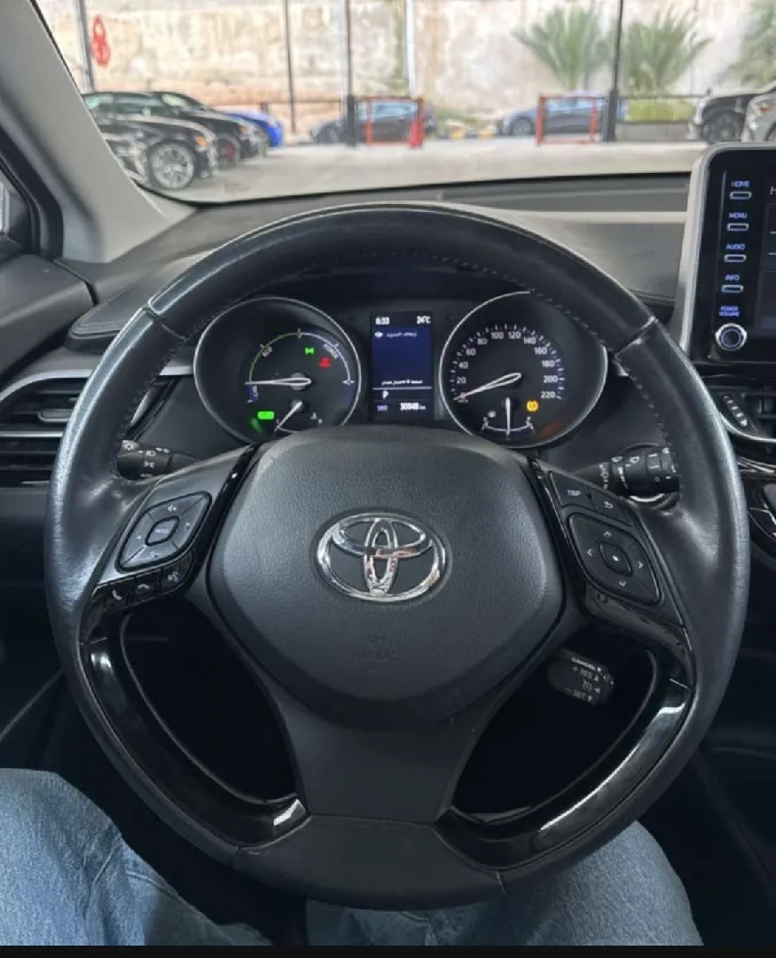 للبيع تويوتا C-HR LE هايبرد 2023 — سعر لقطة30 ألف كم فقط | مواصفات خليجية