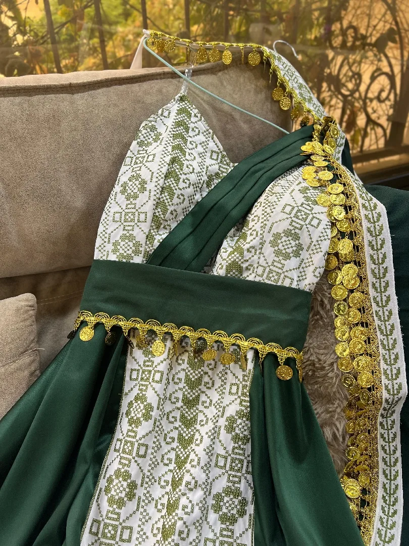 يسعد مسائكم صبايا  🔥عندي فستان حنّة فخم جدًا للبيع ، لبسة وحدة فقط بحالة ممتازة كأ