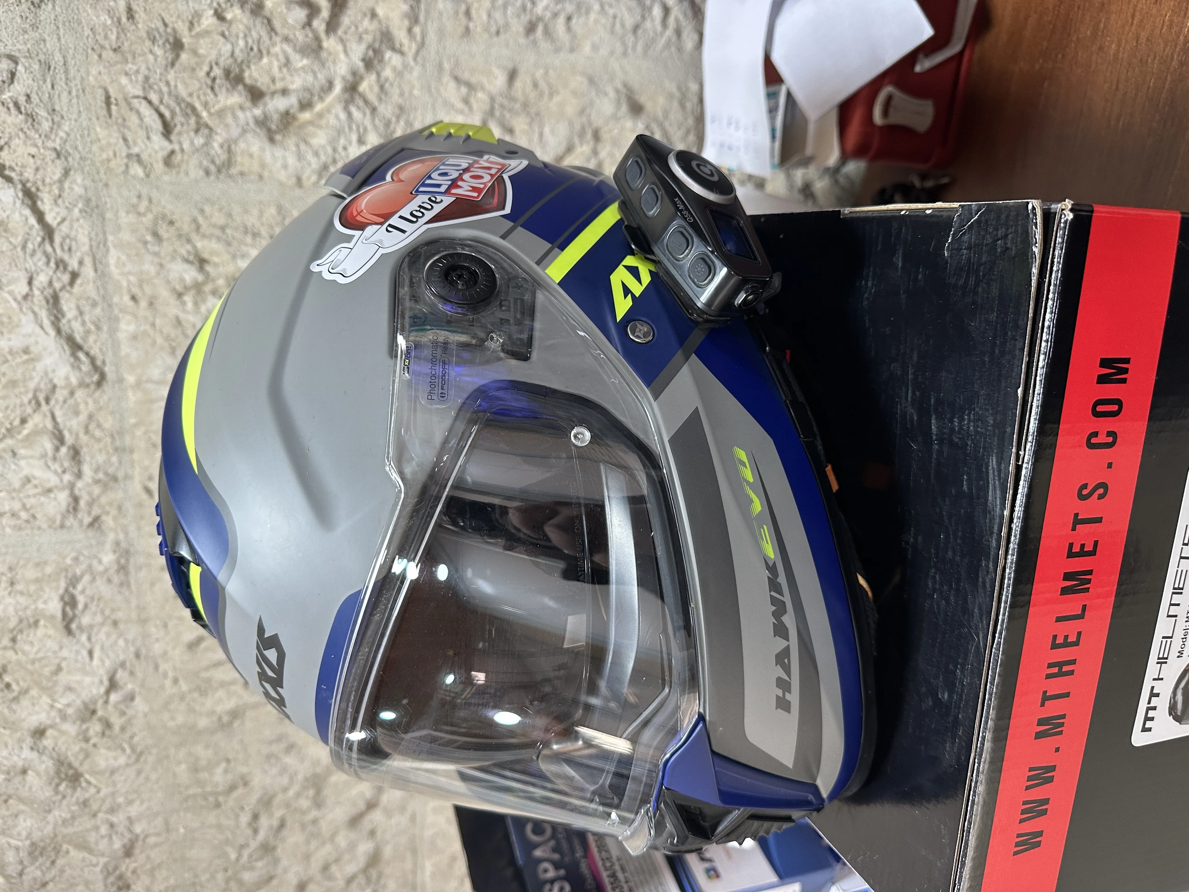 خوذه نوع اكسيس من شركة سوزوكي مصنفه