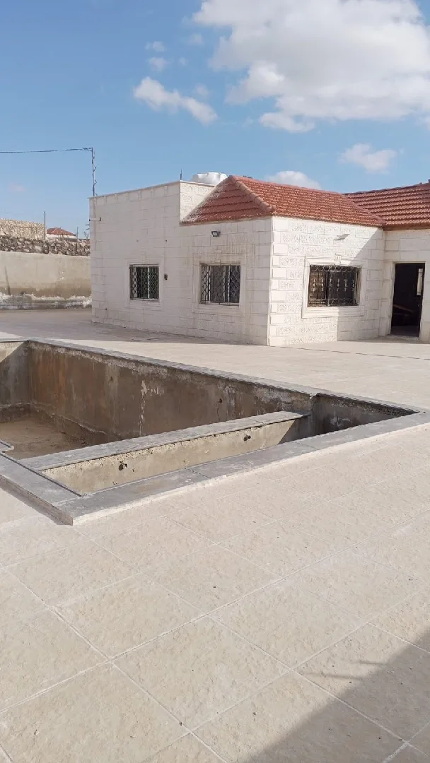 تركيب قرميد براقولا عزل اسطح بناء وتمديد مسابح تركيب المنيوم