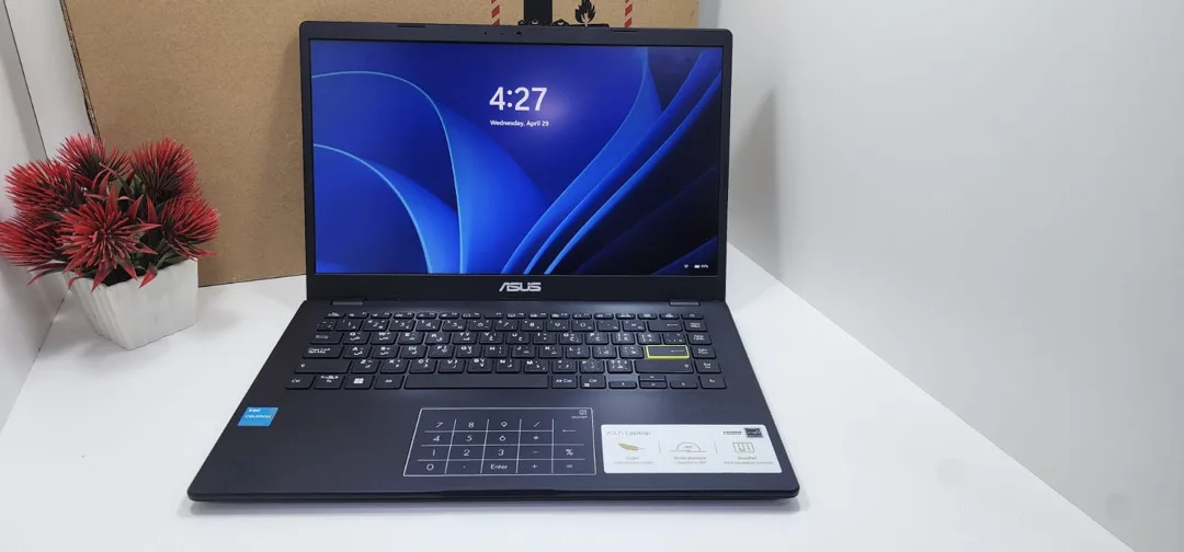 لابتوب asus  استعمال خفيف جدا ((مكفووول ))  مع جميع اغراضه للبيع ممتاز  للاعمال