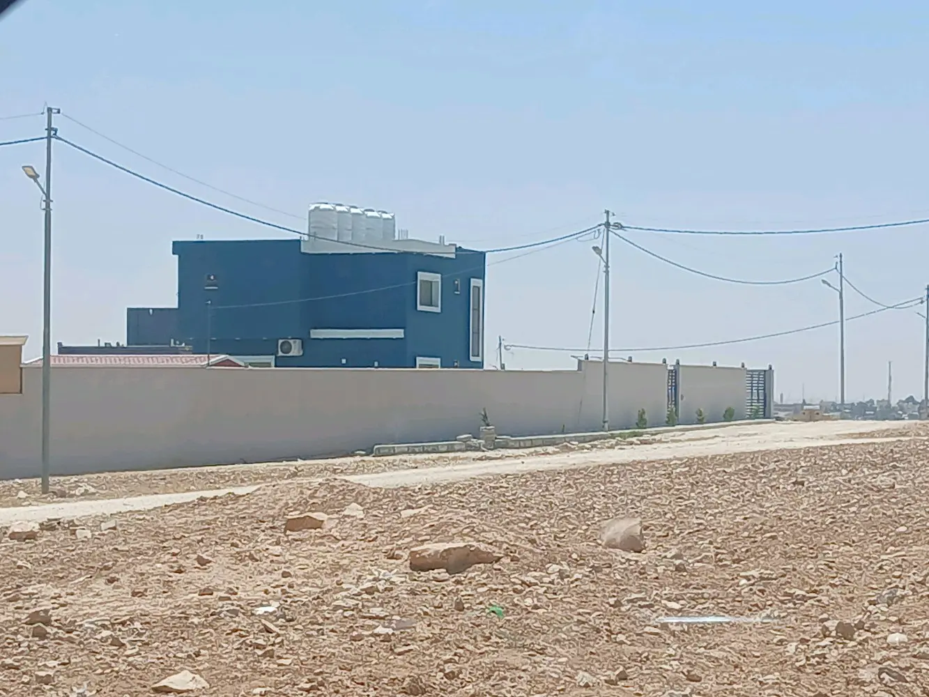 أرض للبيع قرب شارع المطار