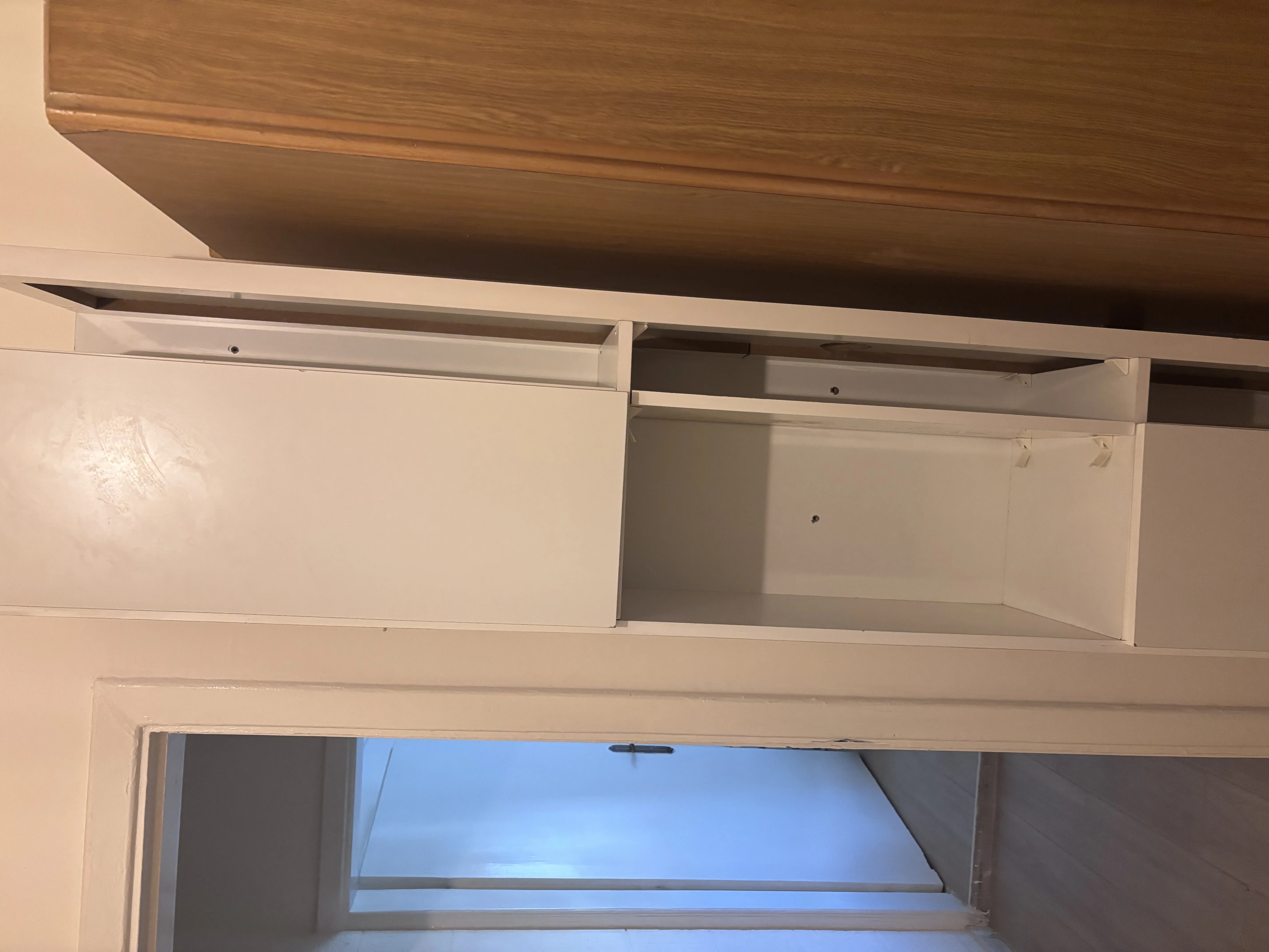 طاولة تلفزيون مع خزانتين