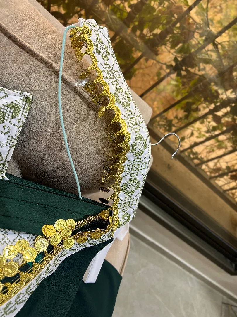 يسعد مسائكم صبايا  🔥عندي فستان حنّة فخم جدًا للبيع ، لبسة وحدة فقط بحالة ممتازة كأ