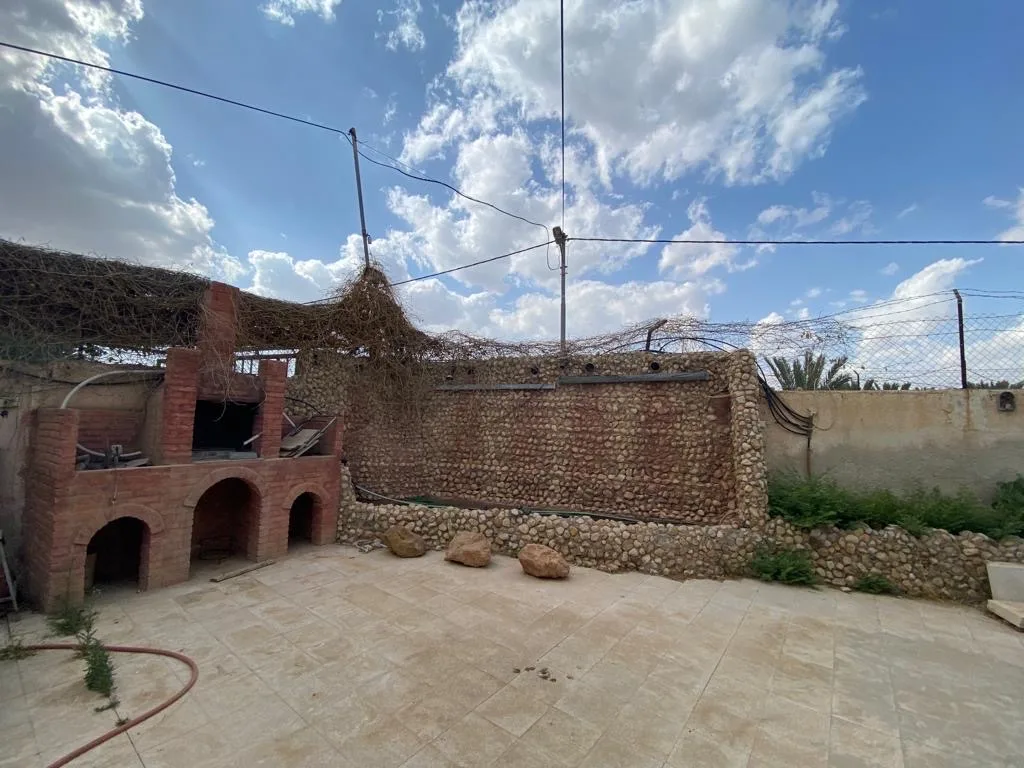 مزرعة مع بيت ريفي في الغور