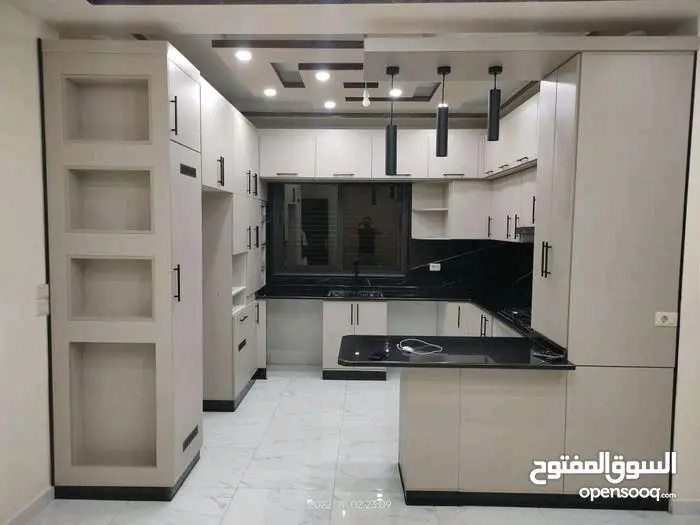 شقة 162 متر مع طاقة شمسية ومطبخ لامينيت عمرها سنتين البيع بسبب السفر