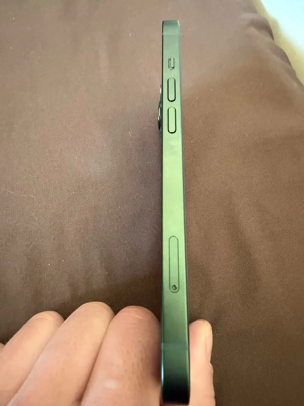 ايفون 13 زيتي وكاله ولا قحطه معاه كرتونه ووصلة شاحن وكفر