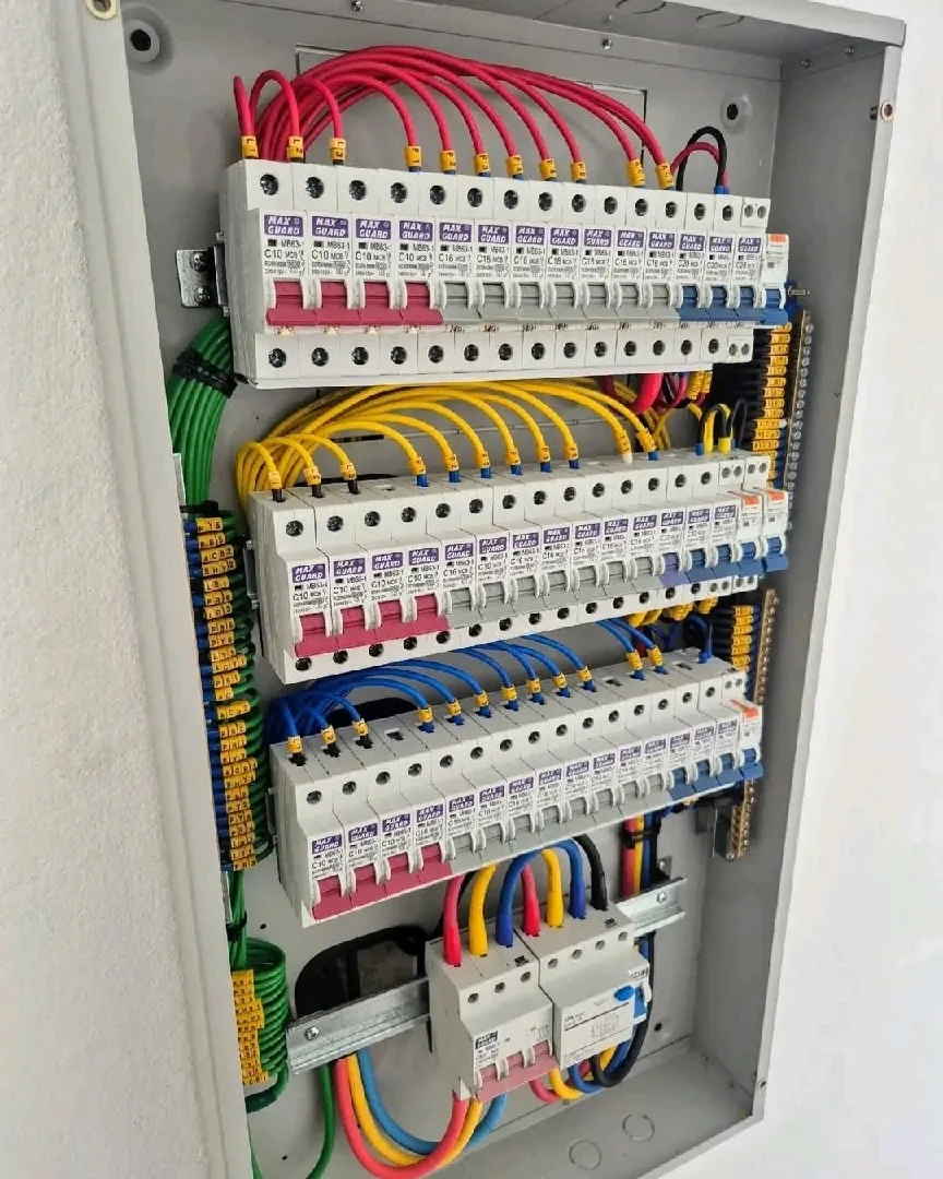 فني كهربائي وتمديد وصيانه• الاتصال 0786274999