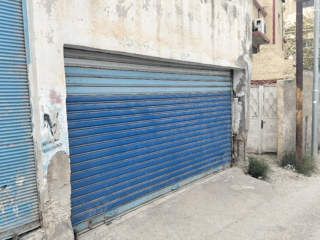 بناية سكنية ثلاث طوابق مع مخزنين للبيع الزرقاء حي الأمير محمد بالقرب من الشارع ا