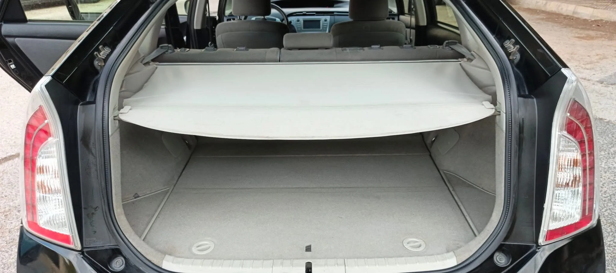 تويوتا بريوس موديل 2015 مالك واحد ممشى 72 الف فقط ثلاث جيد وقصعه