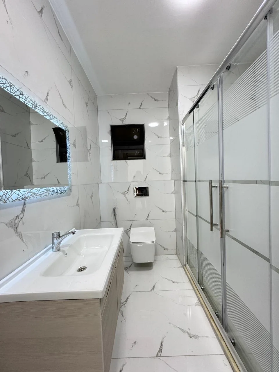 شقة ارضيه ١٦٢ م مع راس ٤٠ م للبيع في البنيات / جانب مدارس ادحصاد التربوي