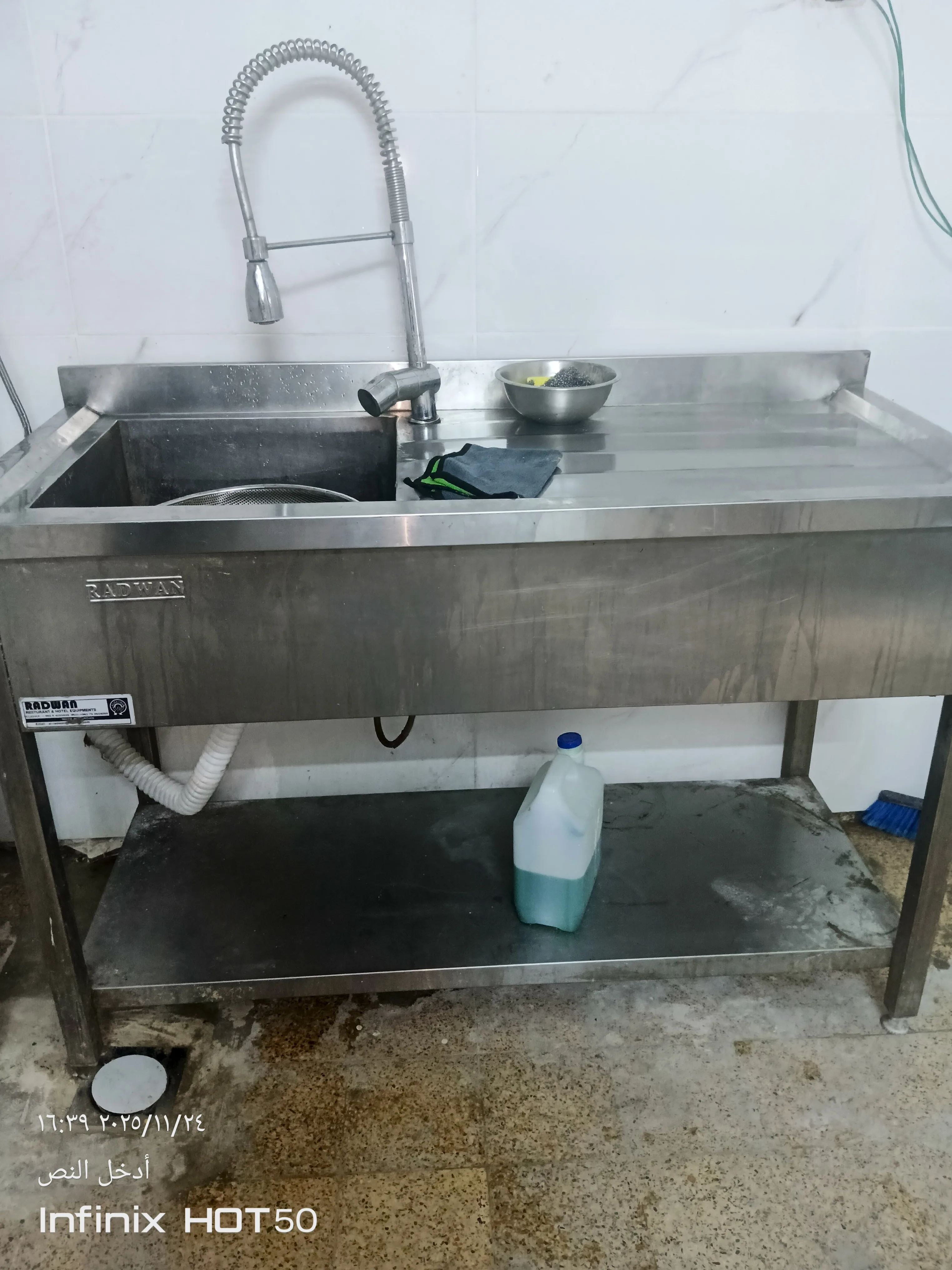 عدة مطعم للبيع