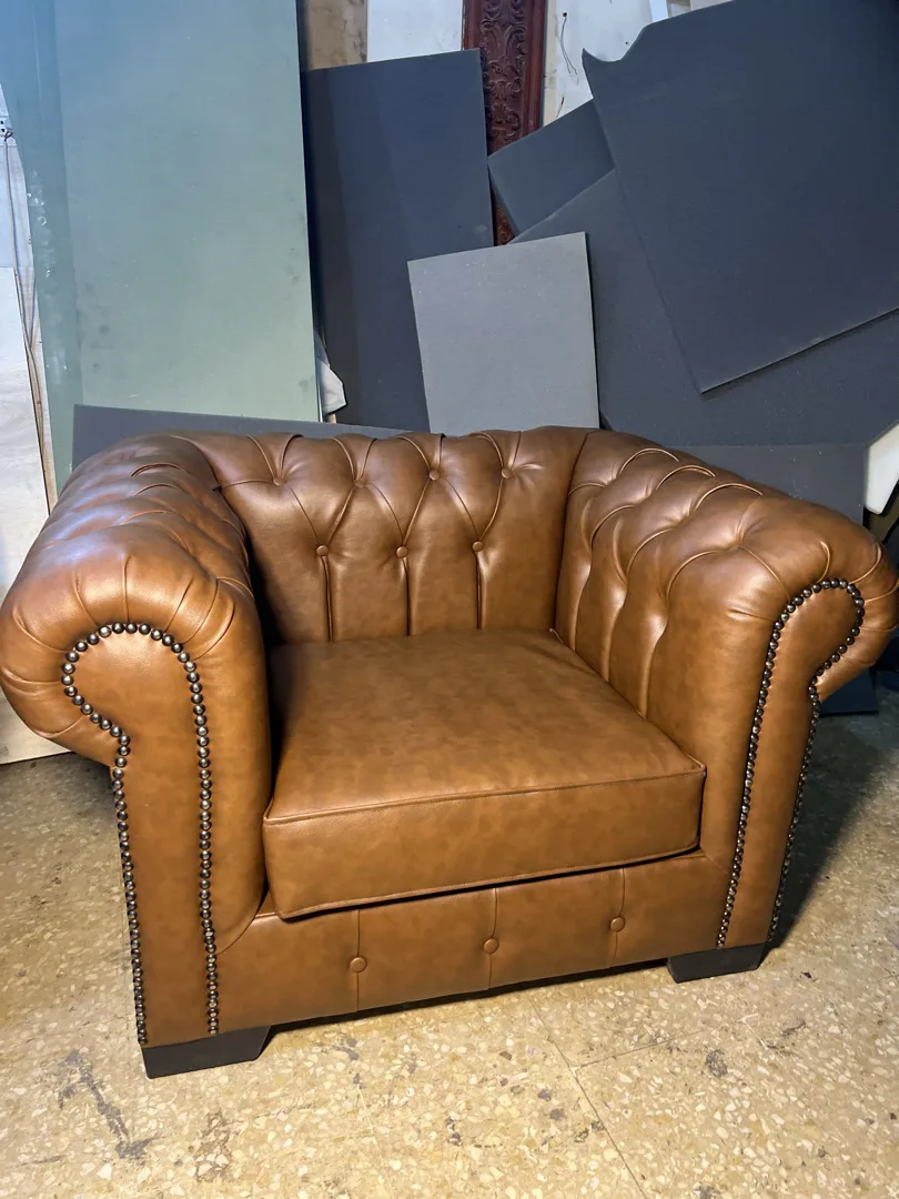 خدمات تنجيد الكنب والتخوت جميع انواع واللوان القماش والجلد متوفرة