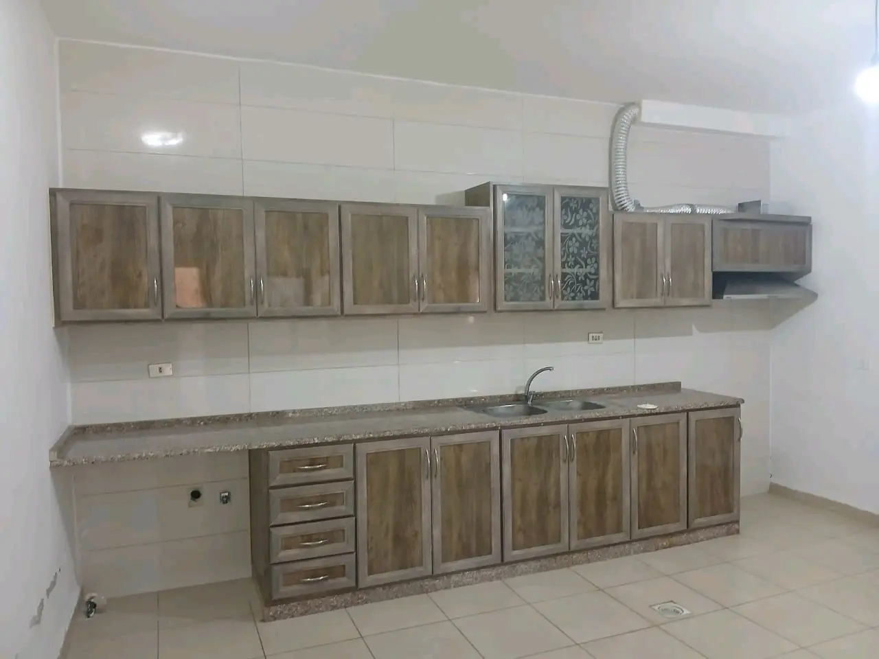 شقة أرضية مع ترس  غرفتين للايجار للعرسان