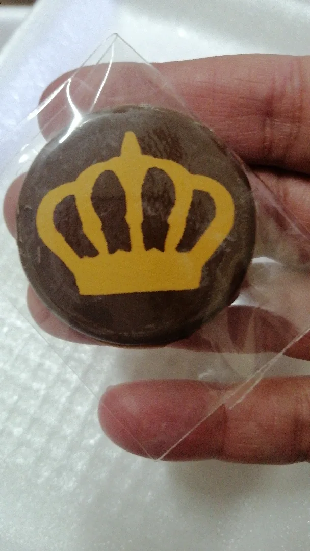 رقائق الشوكولاته مطبوعة عليها علم