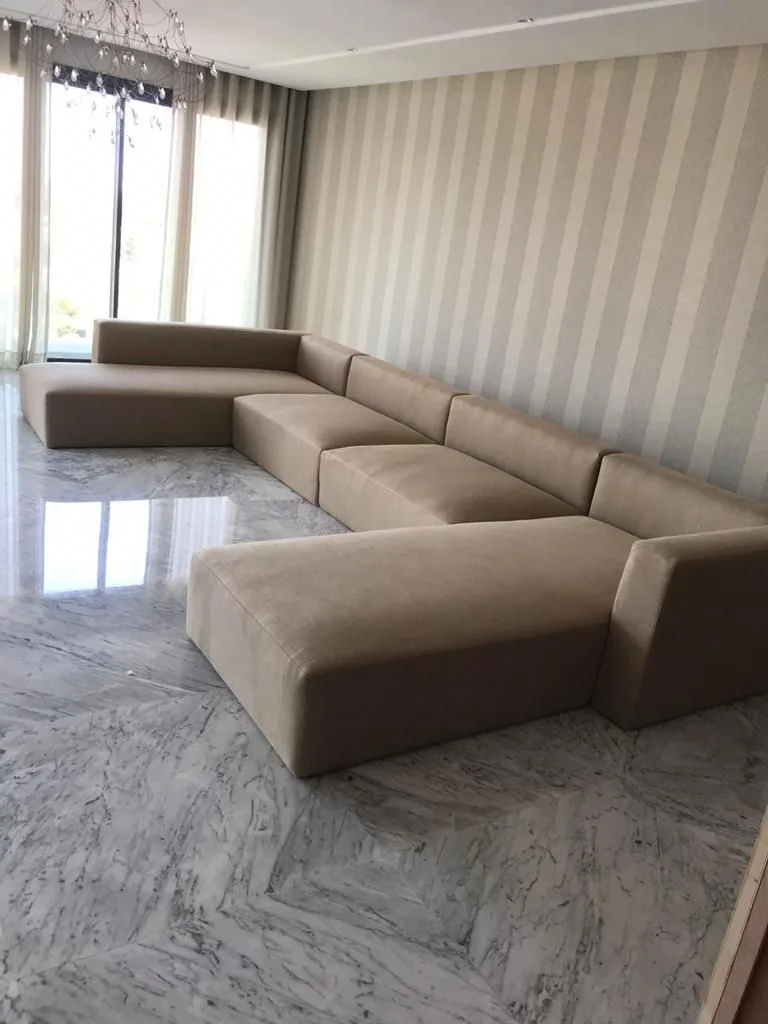 خدمات تنجيد الكنب والتخوت جميع انواع واللوان القماش والجلد متوفرة