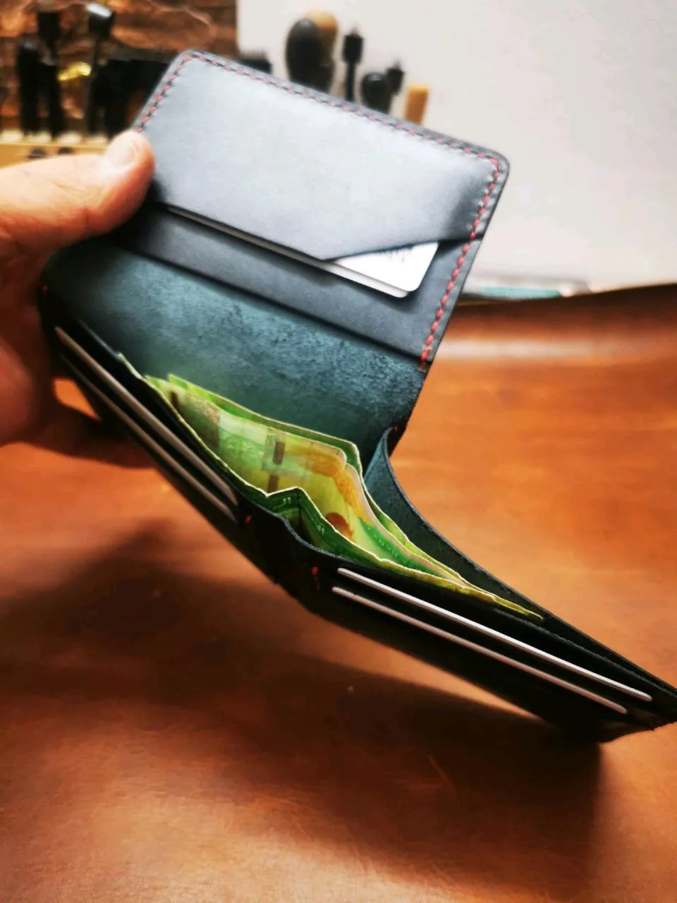 محافظ جلد طبيعي صناعه وخياطه يدويه بالكامل