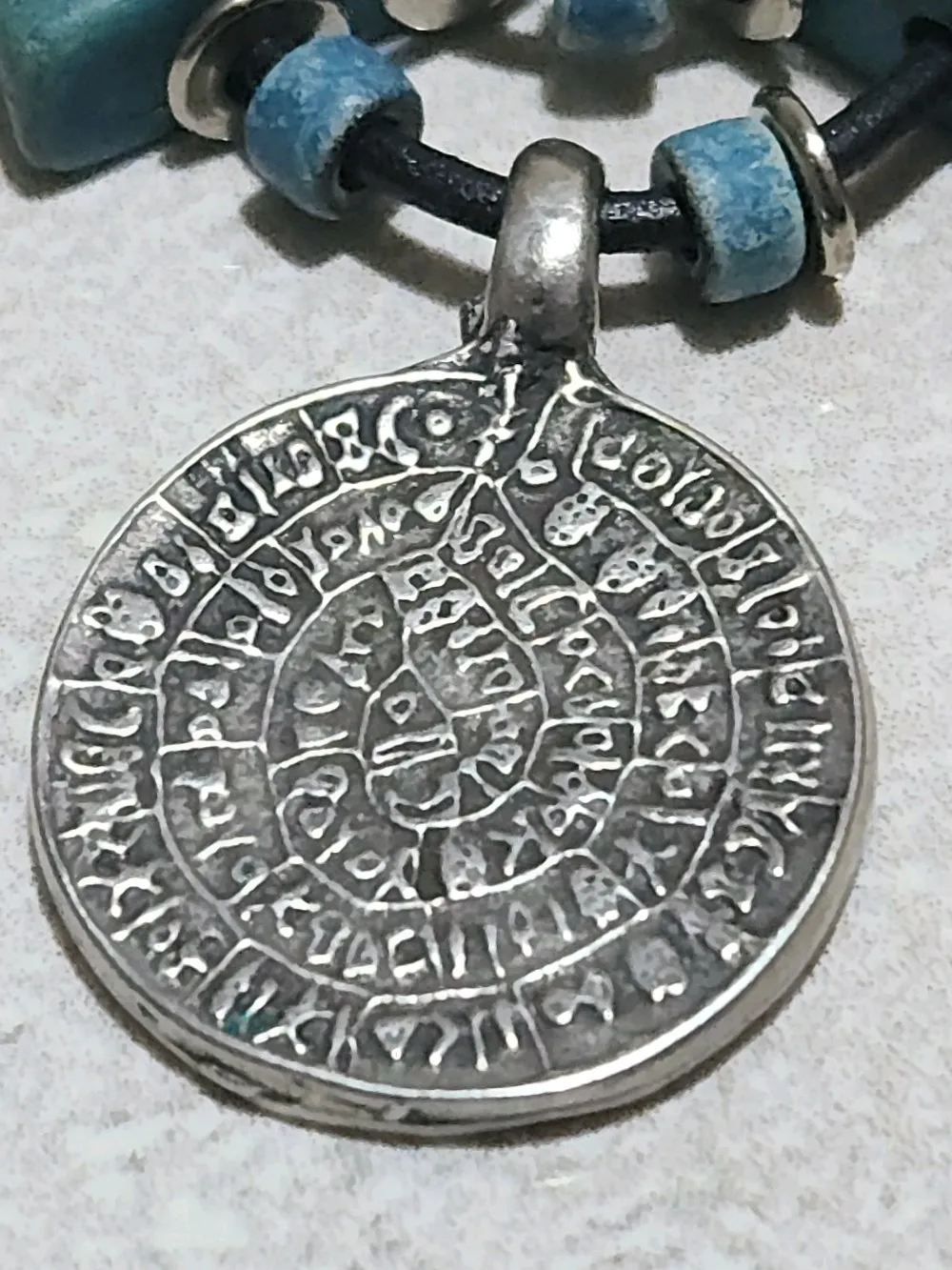 قلادة بوجهين فايستوس من العصر البرونزي