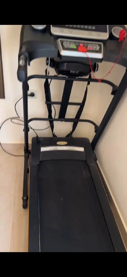 للبيع جهاز مشي (Treadmill) بحالة ممتازة 🏃‍♂️جهاز مشي عملي ومناسب للاستخدام المنزلي،