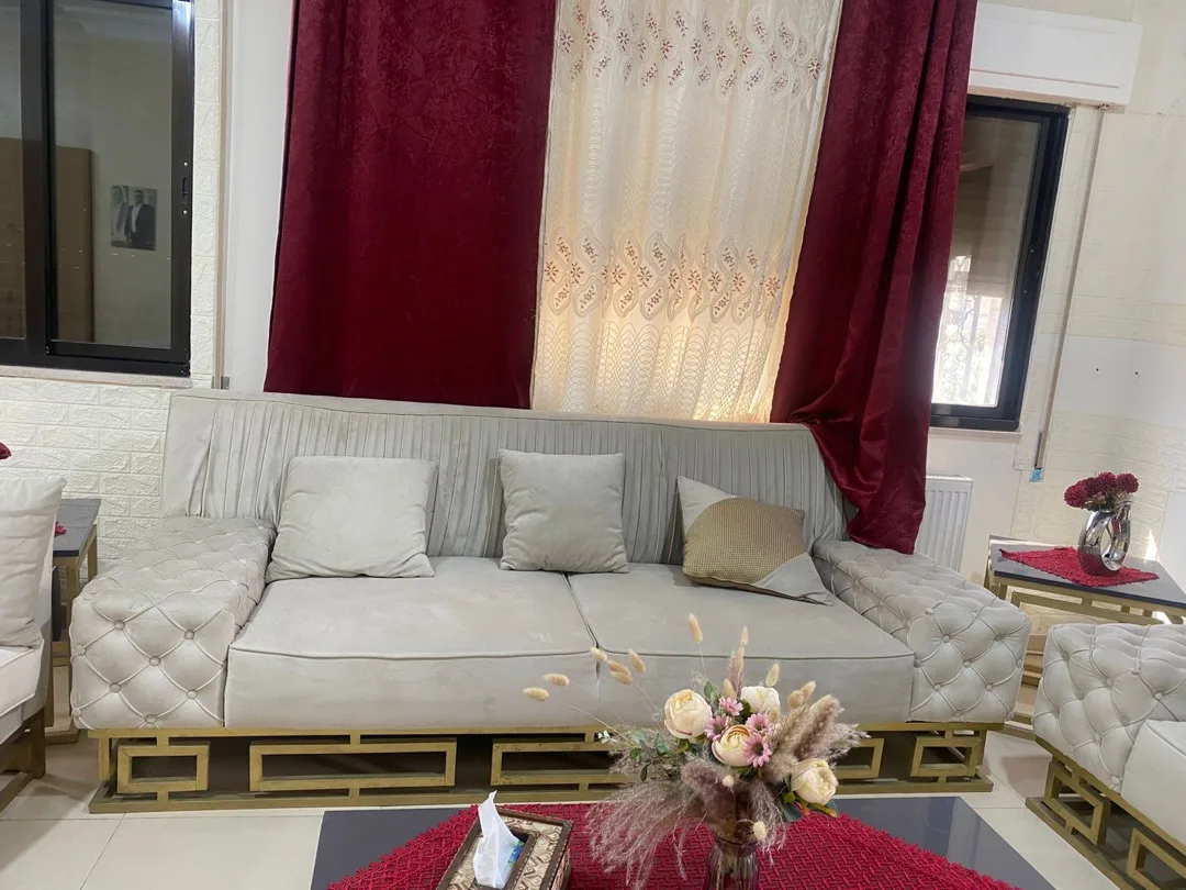 متوفر طقم كنب وطاولة سفرة للبيع بسعر مناسب