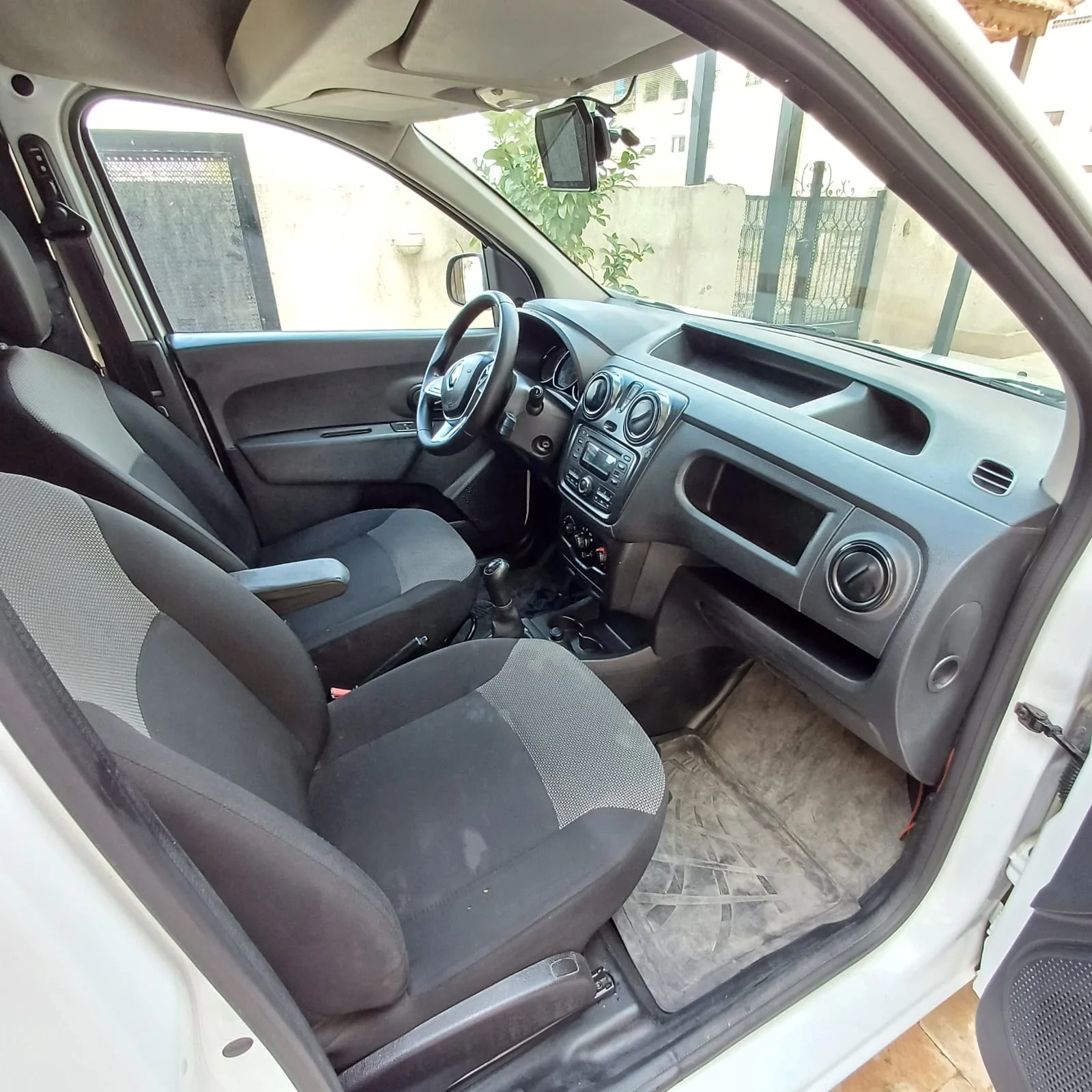 رينو دوكر 2022