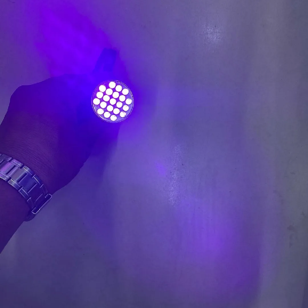 هذا المنتج هو كشاف يدوي يعمل بالأشعة فوق البنفسجية (UV Flashlight) مصمم خصيصاً لا