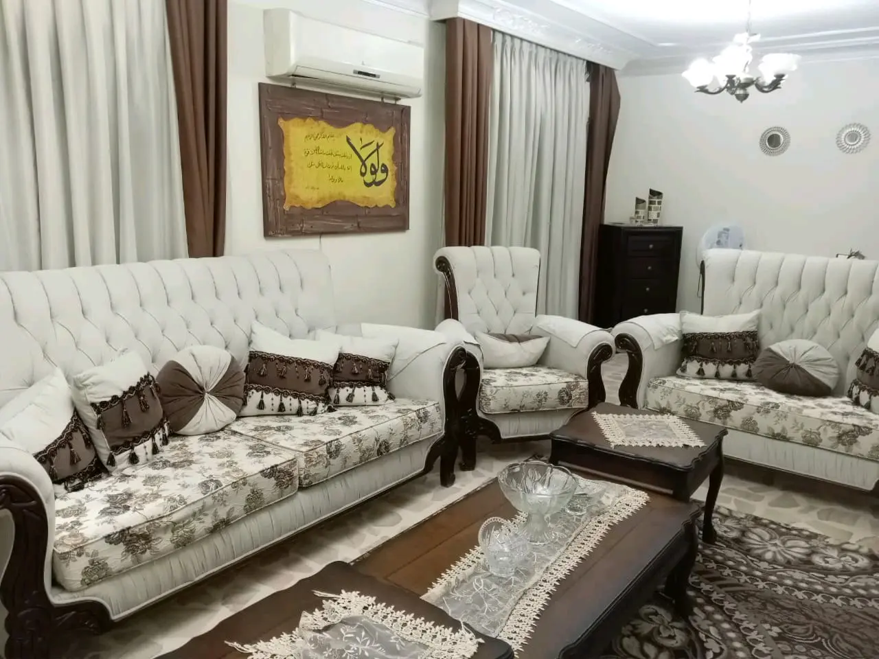 طقم كنب خشب زان ثقيل مكون من ٩ مقاعد نظيف وغير مدعوك