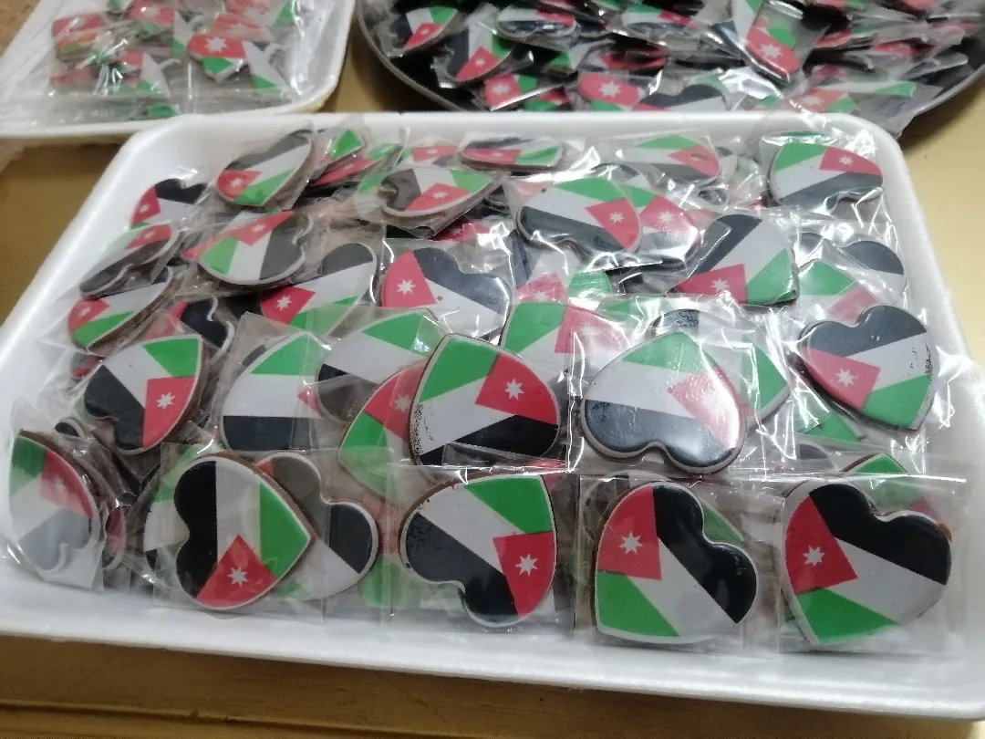 رقائق الشوكولاته مطبوعة عليها علم