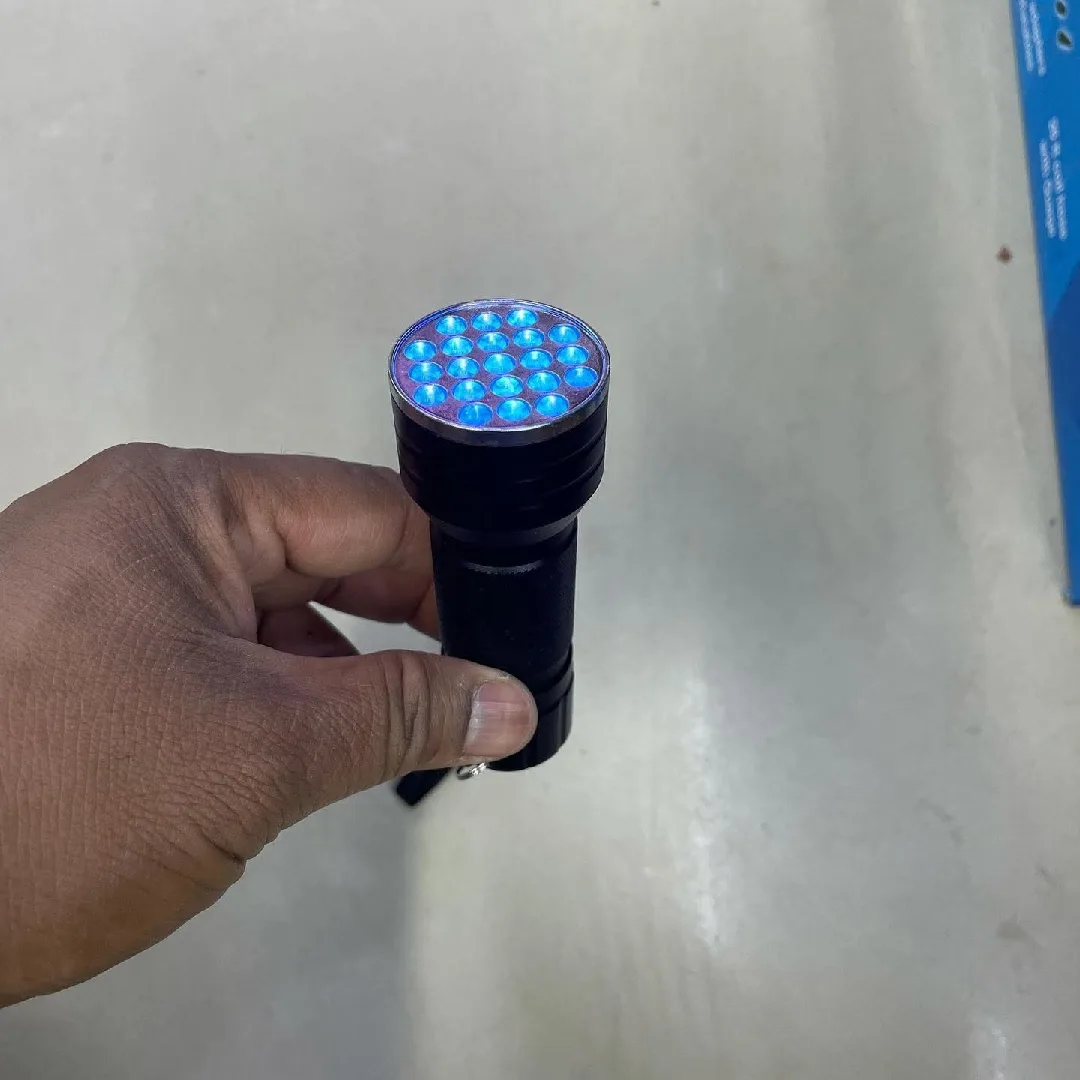 هذا المنتج هو كشاف يدوي يعمل بالأشعة فوق البنفسجية (UV Flashlight) مصمم خصيصاً لا