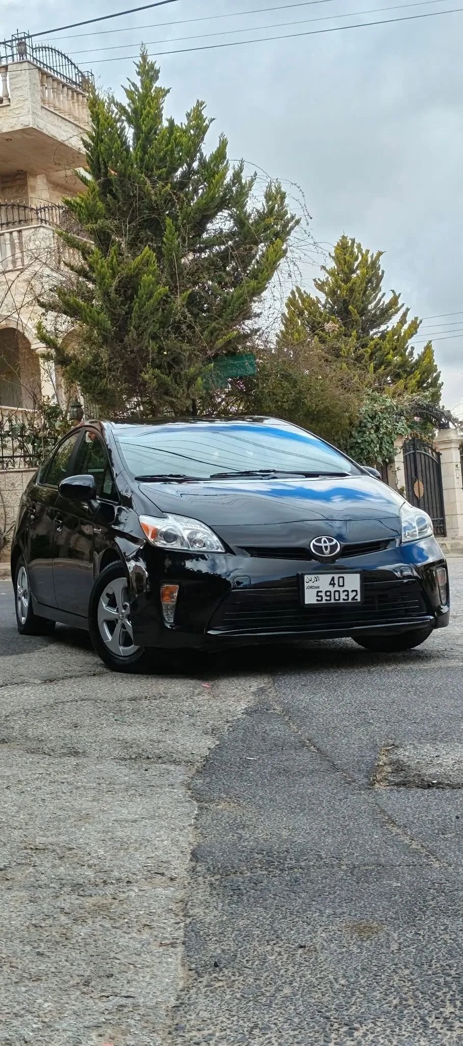 تويوتا بريوس موديل 2015 مالك واحد ممشى 72 الف فقط ثلاث جيد وقصعه
