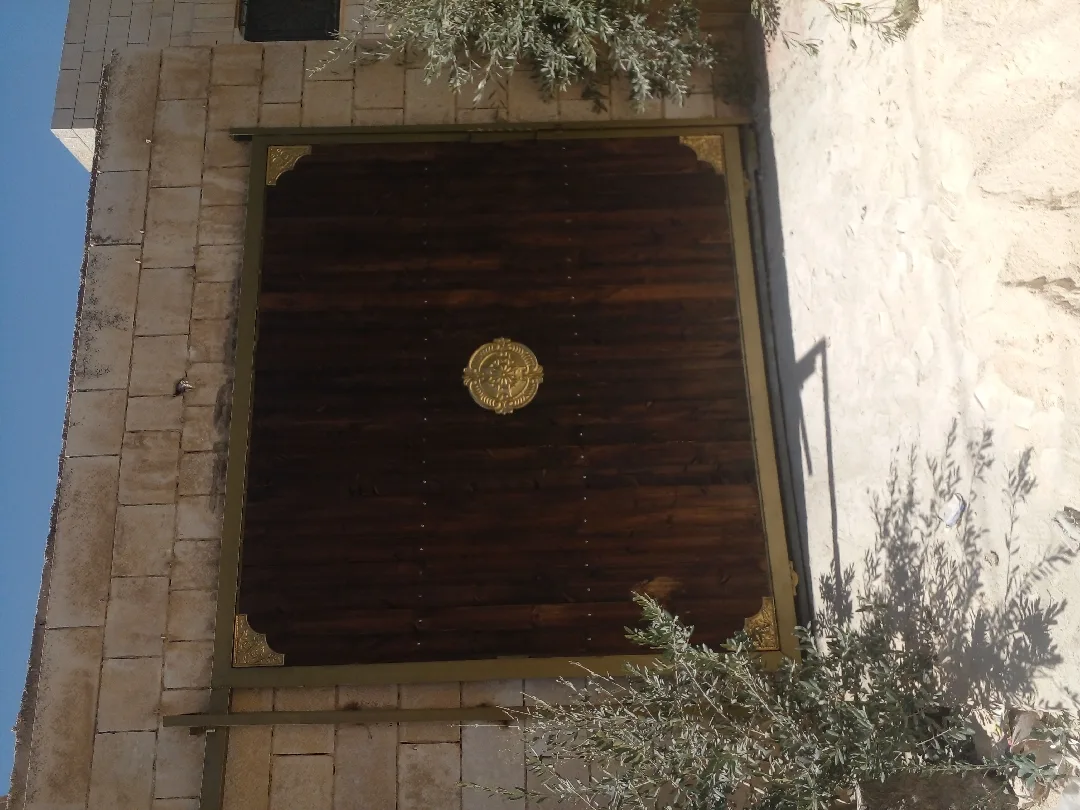 تركيب قرميد براقولا عزل اسطح بناء وتمديد مسابح تركيب المنيوم