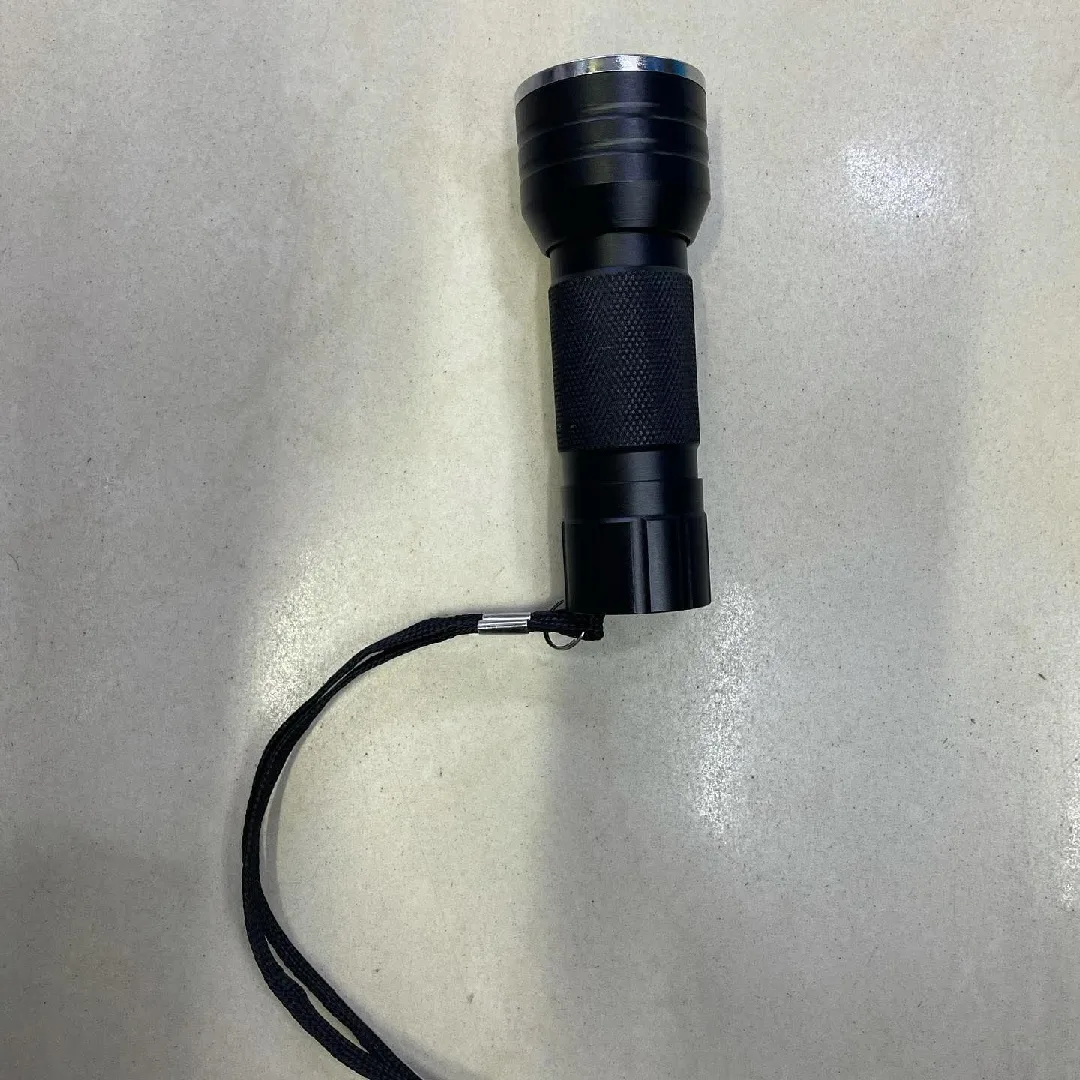 هذا المنتج هو كشاف يدوي يعمل بالأشعة فوق البنفسجية (UV Flashlight) مصمم خصيصاً لا