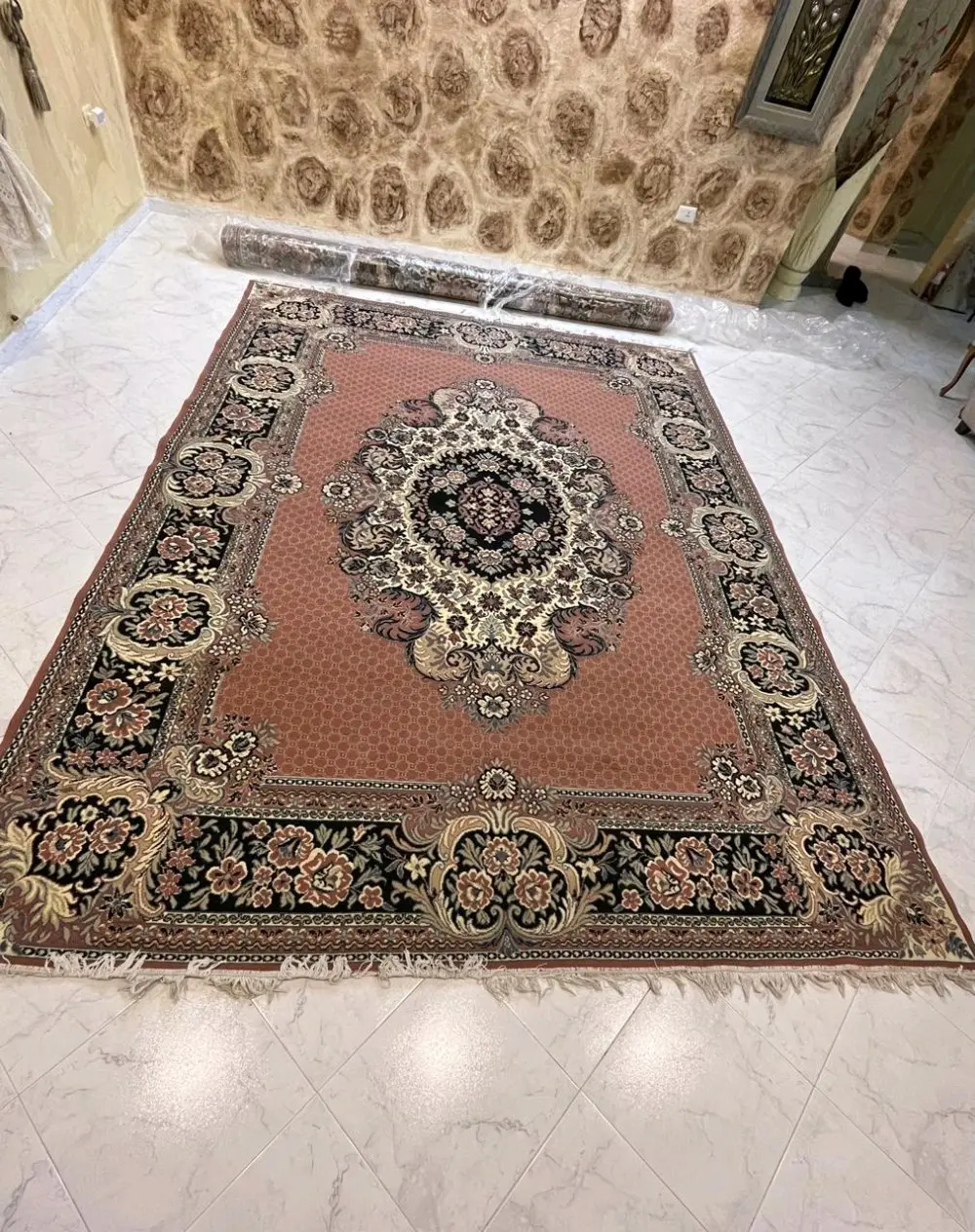 سجادة عدد 2 المقاس 3*380  ، مكنسه ، صوبة ، مكيف دفية حامي ، شفاط عدد2