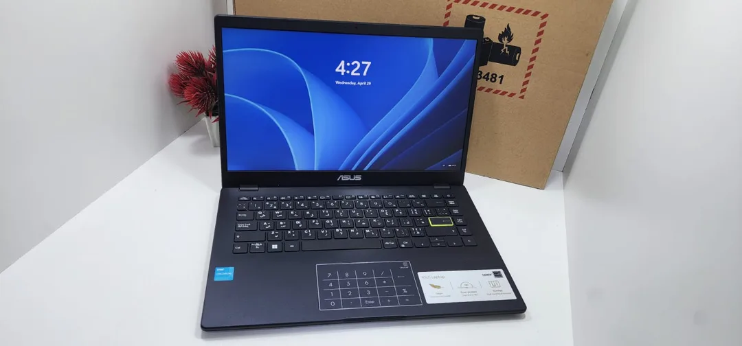 لابتوب asus  استعمال خفيف جدا ((مكفووول ))  مع جميع اغراضه للبيع ممتاز  للاعمال