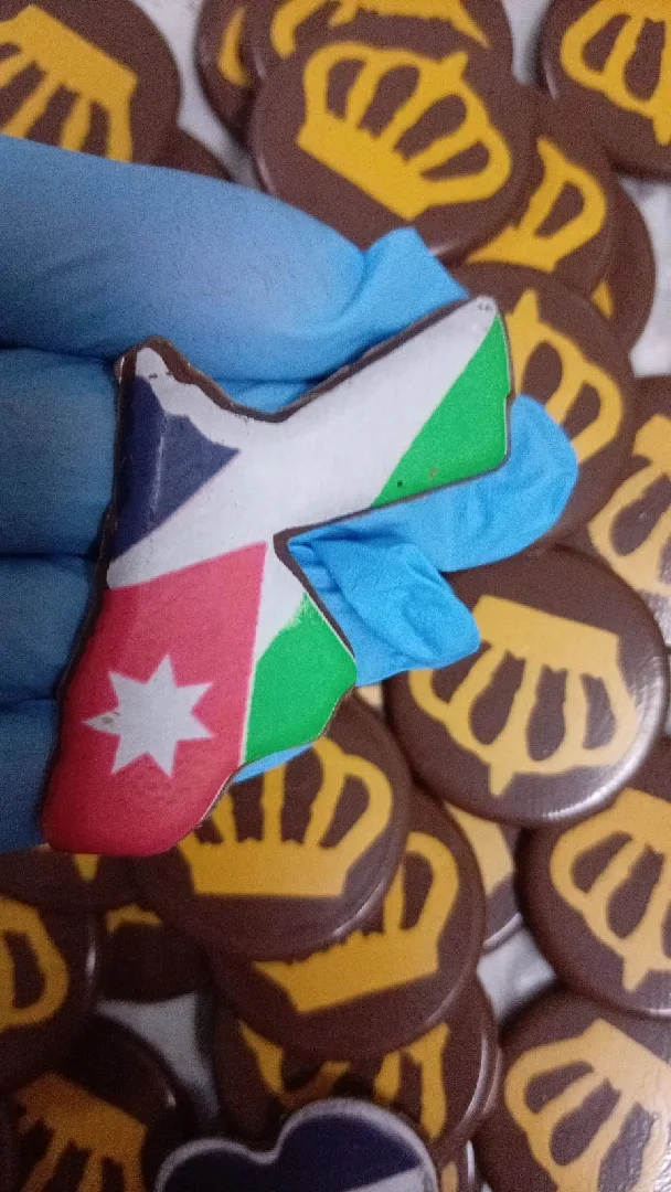 رقائق الشوكولاته مطبوعة عليها علم