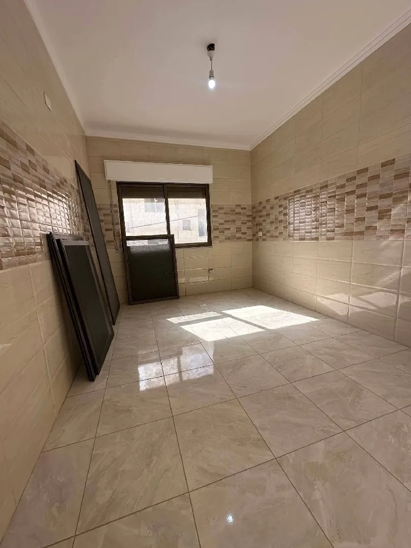 شقة جديدة طابق ثاني للبيع في ابو نصير حي الضياء بدفعة واقساط من المالك مباشرة